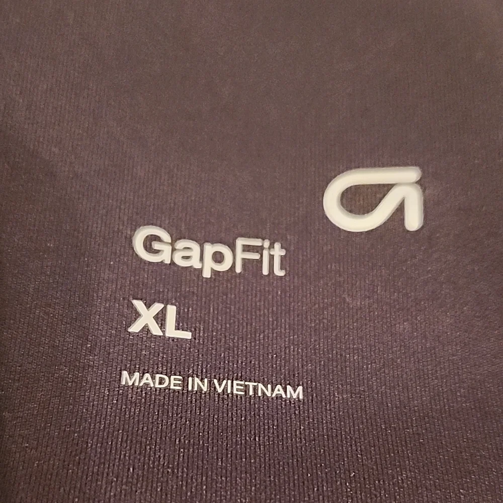 GAP Womens V-Neck Sports Bra with Supportive Pad Inserts - Picture 2 of 3